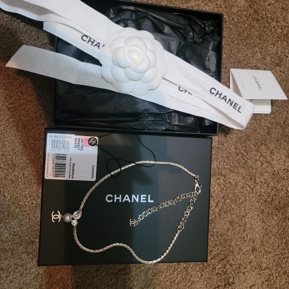 NWT Chanel gold crystal pearly white necklace/choker